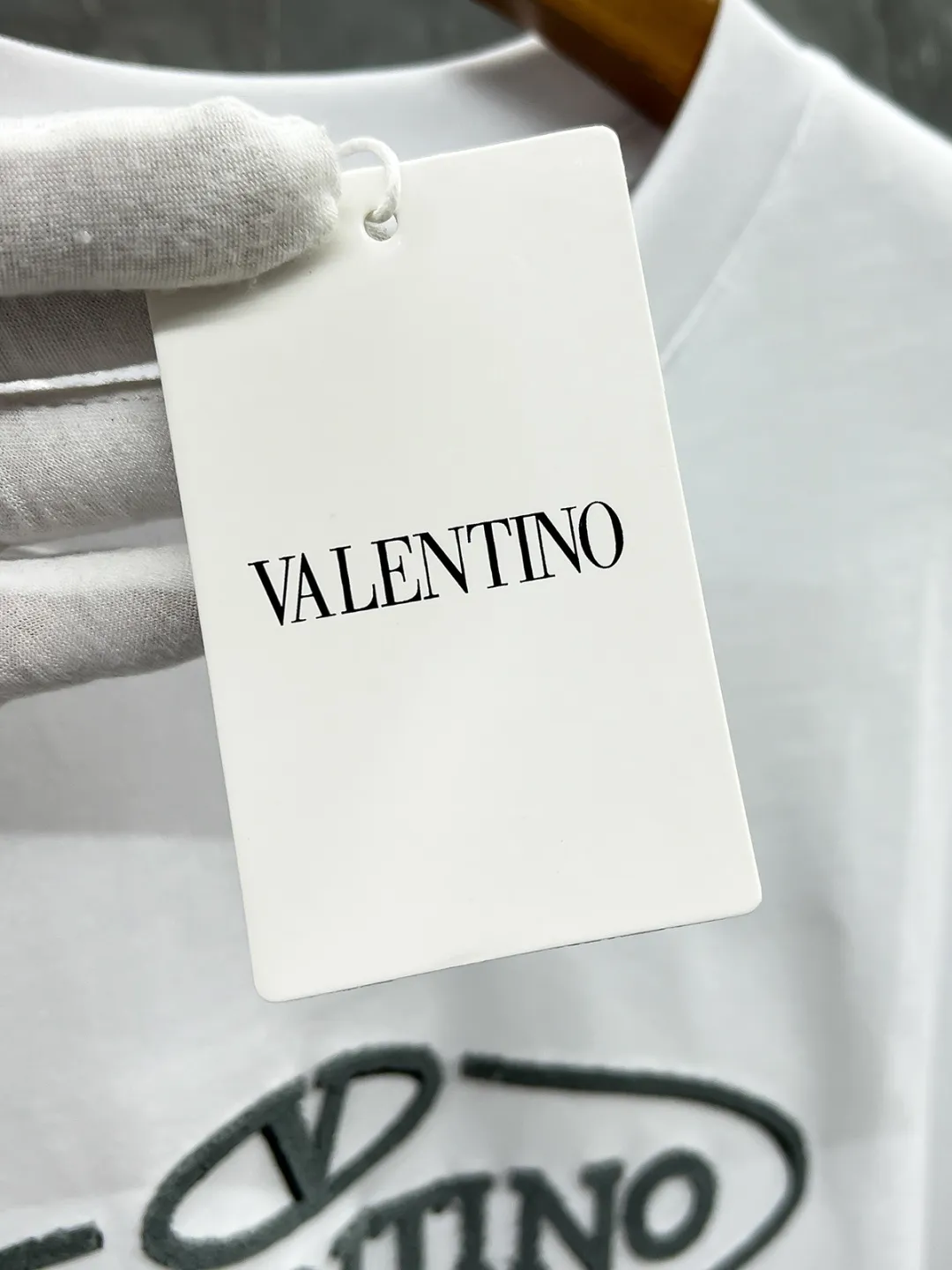 VLTN 2026ss Spring and Summer New Arrival first counter, the latest New Arrival short-sleeved round neck T-shirt Premium customized design, avant-garde and fashionable! The brand logo emphasizes craftsmanship and the custom fabrics are soft to the touch. Comfortable to wear. Exquisite stitching at the counter level. Fine workmanship. The upper body effect is incomparably handsome! A must-have item for a stylish man! Color: Black White Sizes: S-2XL